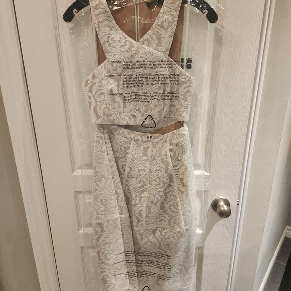 BCBG Max Azaria NWT "Ellyson" Crop Top & Skirt Pairing Size S - Picture 4 of 12